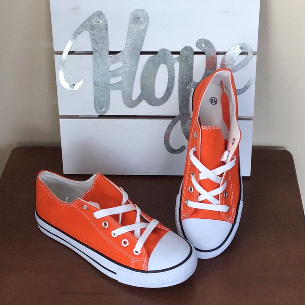 New ORANGE 🍊 SNEAKERS includes Orange laces